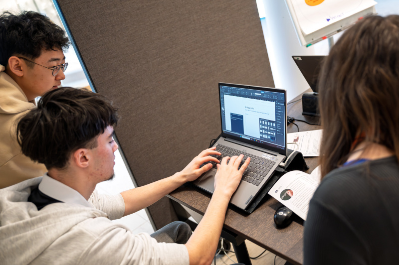 Schülerinnen und Schüler bei der Gruppenarbeit