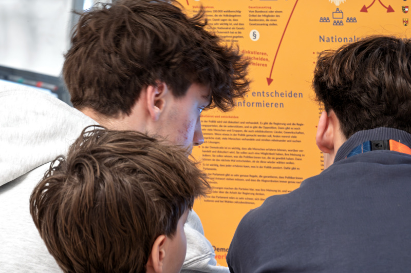 Schülerinnen und Schüler bei der Gruppenarbeit