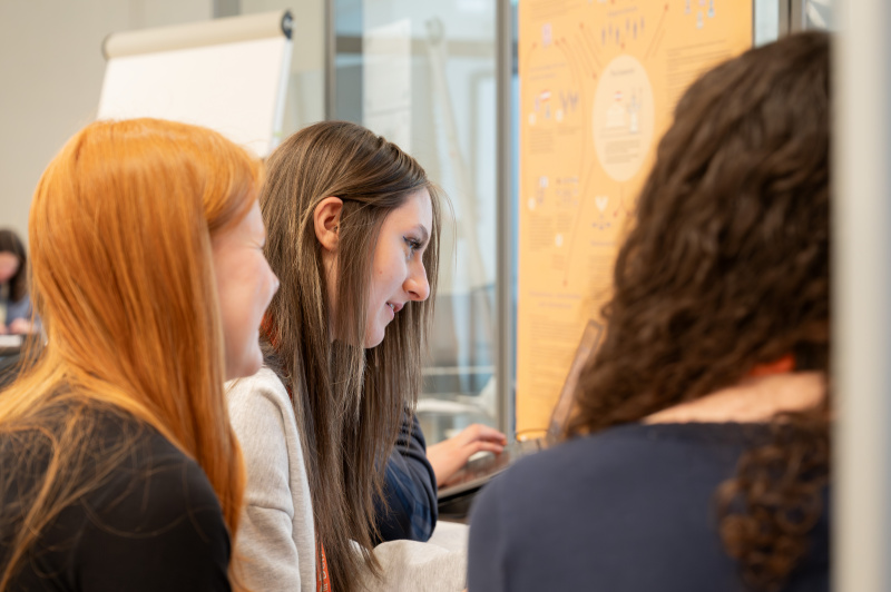 Schülerinnen und Schüler bei der Gruppenarbeit