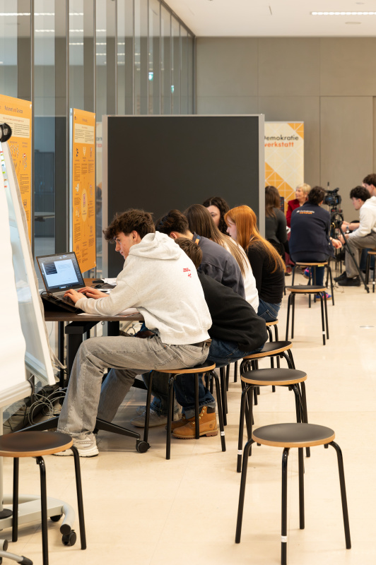 Schülerinnen und Schüler bei der Gruppenarbeit