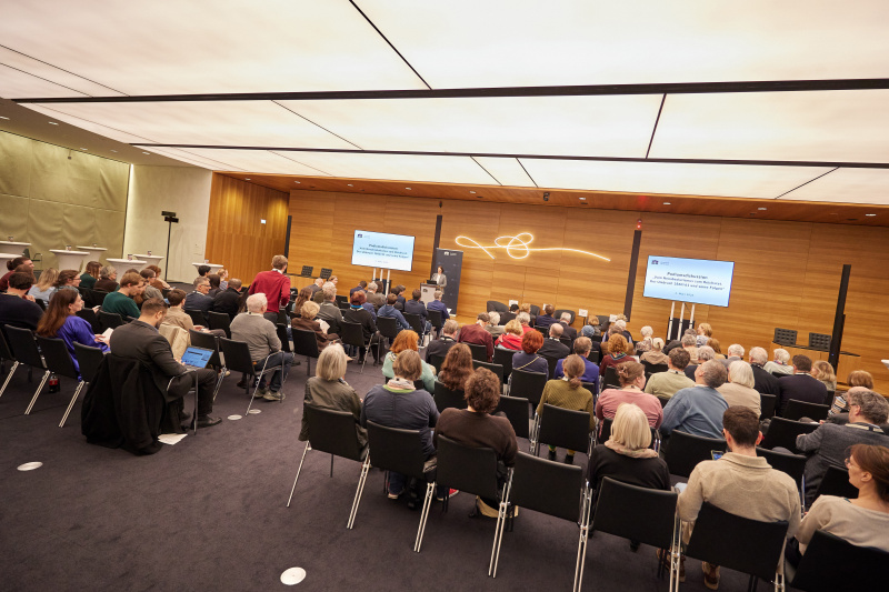 Moderation Karin Schneider - Parlamentsdirektion