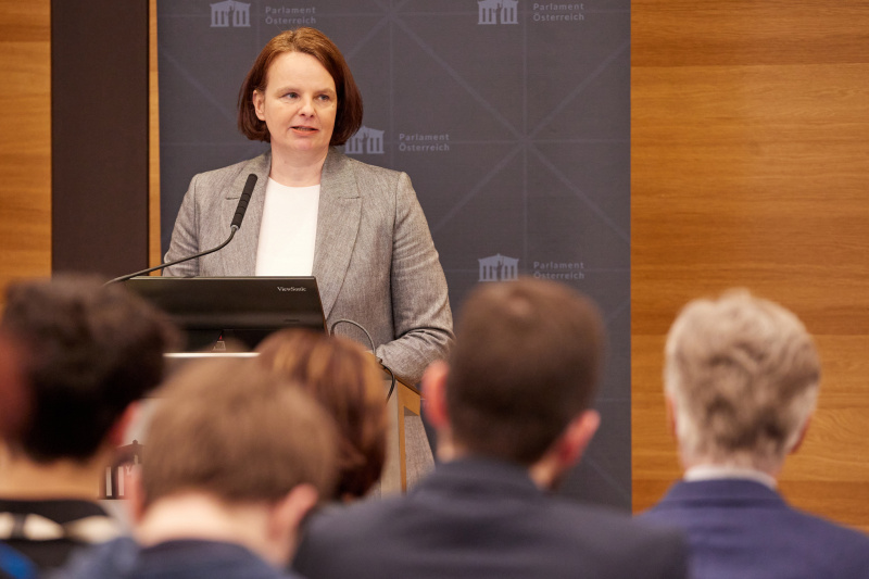 Moderation Karin Schneider - Parlamentsdirektion