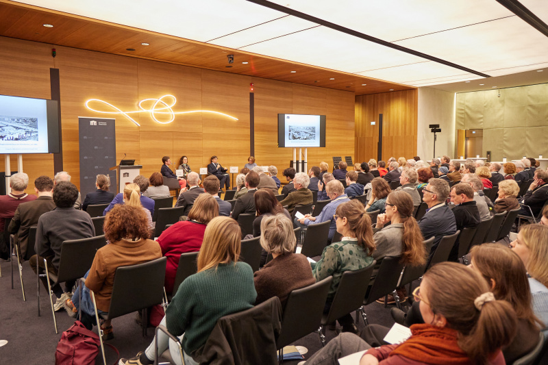 Podiumsdiskussion. Von links: Christoph Schmetterer - Universität Halle-Wittenberg, Jana Osterkamp - Universität Augsburg, Richard Lein - Universität Wien, Doris Corradini - Parlamentsdirektion. Blick Richtung Veranstaltungsteilnehmerinnen und -teilnehmer
