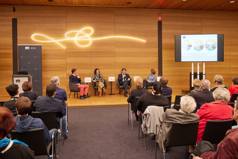 Podiumsdiskussion. Von links: Christoph Schmetterer - Universität Halle-Wittenberg, Jana Osterkamp - Universität Augsburg, Richard Lein - Universität Wien, Doris Corradini - Parlamentsdirektion