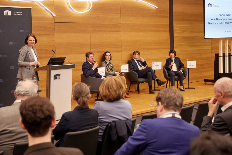 Von links: Karin Schneider - Parlamentsdirektion, Christoph Schmetterer - Universität Halle-Wittenberg (am Wort), Jana Osterkamp - Universität Augsburg, Richard Lein - Universität Wien, Doris Corradini - Parlamentsdirektion