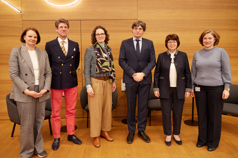 Gruppenfoto. Von links: Karin Schneider - Parlamentsdirektion, Christoph Schmetterer - Universität Halle-Wittenberg, Jana Osterkamp - Universität Augsburg, Richard Lein - Universität Wien, Brigitte Mazohl - Universität Innsbruck, Doris Corradini - Parlamentsdirektion