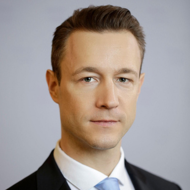 Portraitfoto von Mag. Gernot Blümel, MBA