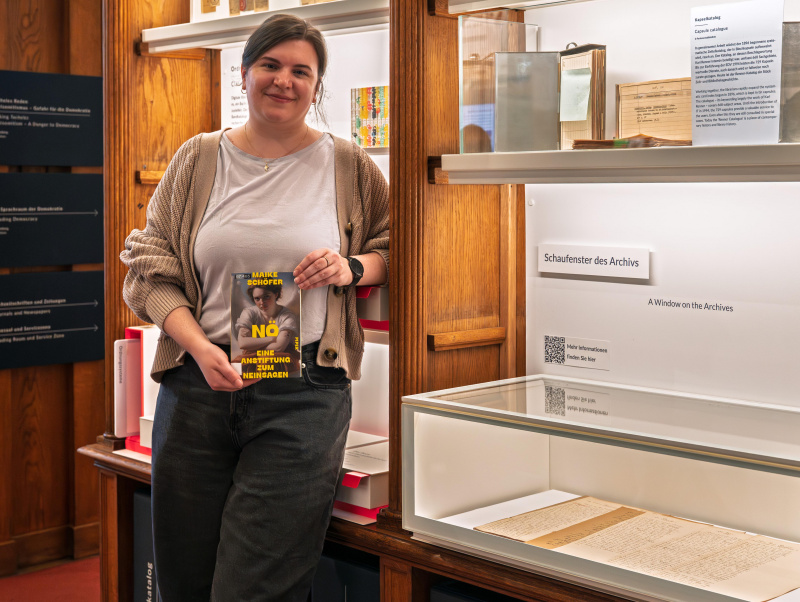 Mitarbeiterinnen der Parlamentsbibliothek präsentieren ihr Lieblingsbuch zum Int. Frauentag 2026. Das vorgestellte Buch: Maike Schöfer - Nö. Eine Anstiftung zum Neinsagen.
