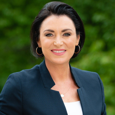 Portraitfoto von Elisabeth Köstinger