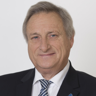 Portraitfoto von Josef A. Riemer