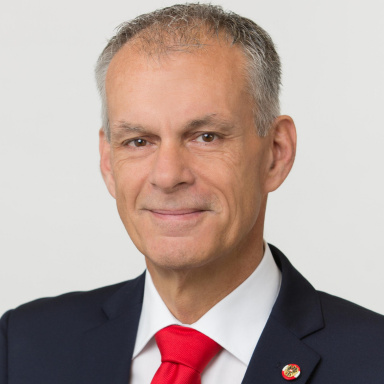 Portraitfoto von Mag. (FH) Maximilian Unterrainer