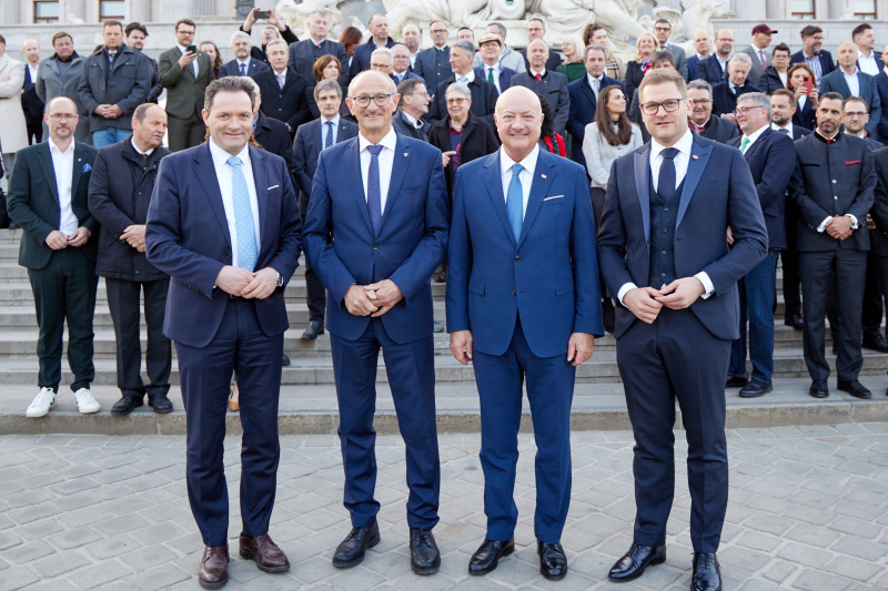 Von links: Landwirtschaftsminister Norbert Totschnig (ÖVP), Landeshautpmann von Tirol Anton Mattle (ÖVP), Bundeskanzler Christian Stocker (ÖVP), Bundesratspräsident Markus Stotter (ÖVP)