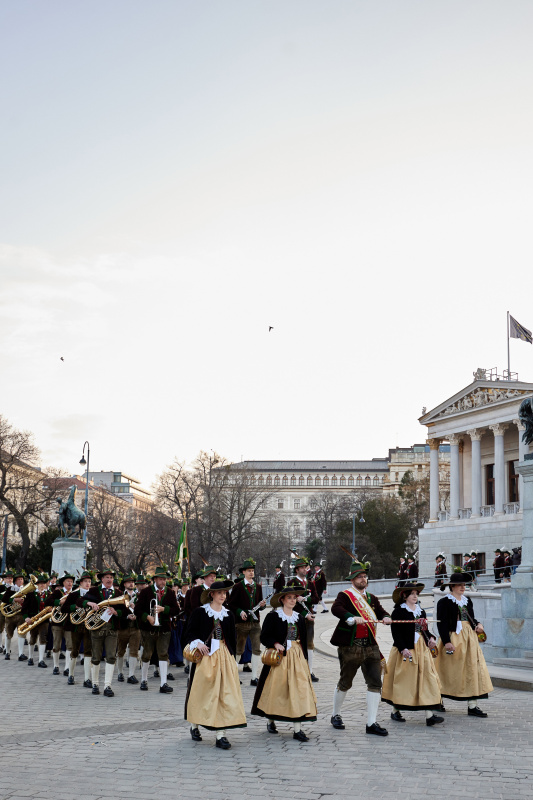 Eintreffen der Schützenkompanie Oberlienz, Fahnenabordnungen aus Oberlienz, Musikkapelle Oberlienz