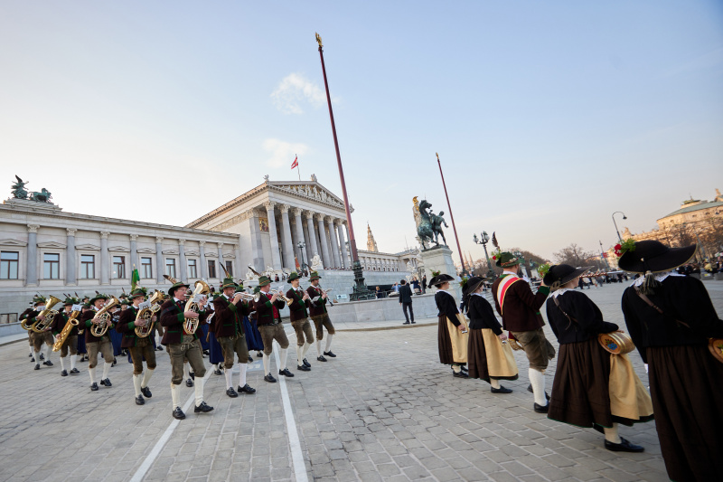 Eintreffen der Schützenkompanie Oberlienz, Fahnenabordnungen aus Oberlienz, Musikkapelle Oberlienz