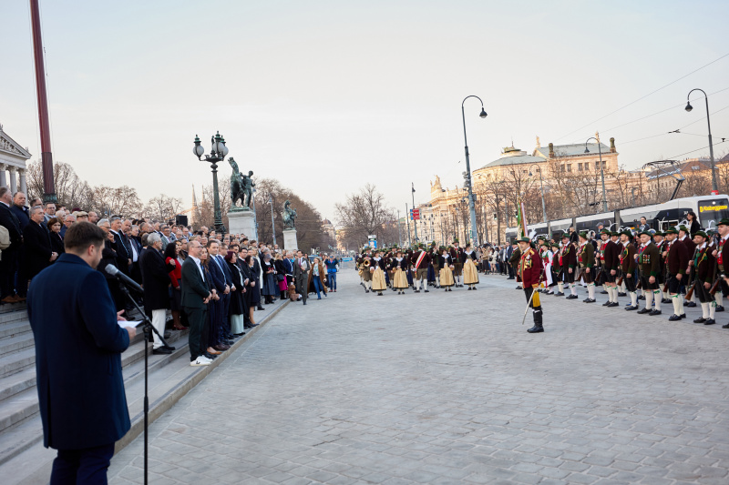 Moderation Protokollchef und Vorstand der Abteilung Repräsentationswesen Thomas Saurer. Blick Richtung Veranstaltungsteilnemerinnen und -teilnehmer