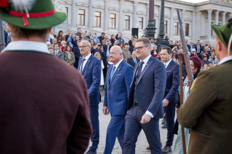 Abschreiten der Formation. Von links: Landeshautpmann von Tirol Anton Mattle (ÖVP), Bundeskanzler Christian Stocker (ÖVP), Bundesratspräsident Markus Stotter (ÖVP)
