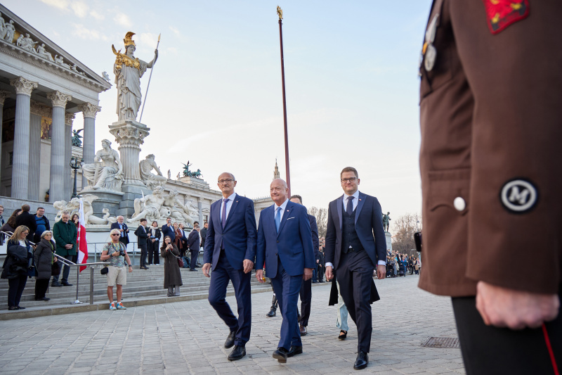 Abschreiten der Formation. Von links: Landeshautpmann von Tirol Anton Mattle (ÖVP), Bundeskanzler Christian Stocker (ÖVP), Bundesratspräsident Markus Stotter (ÖVP)