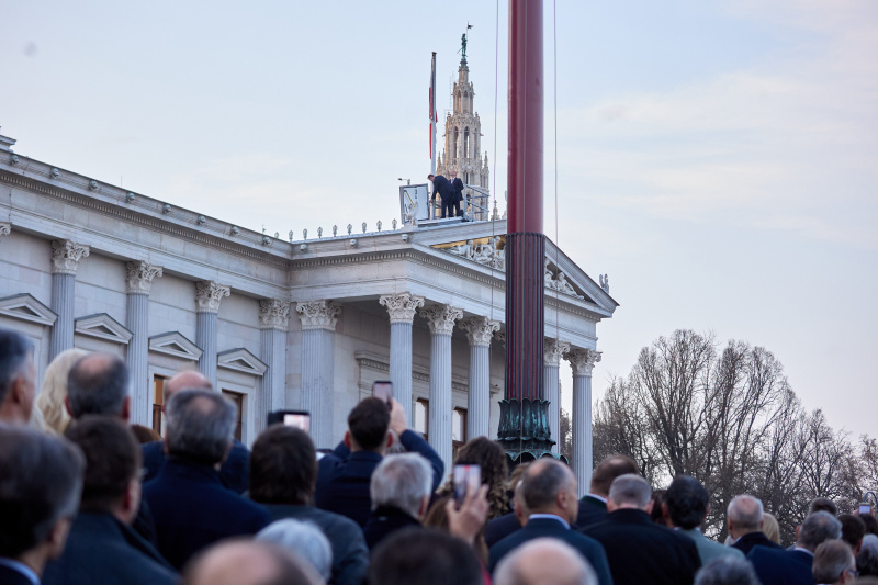 Fanfare mit Hissen der Tirol-Fahne auf dem Parlamentsdach