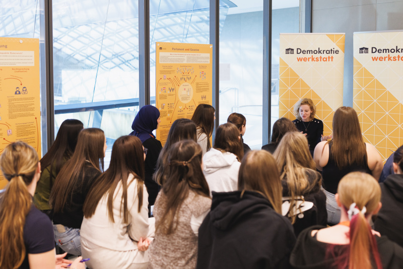 Frauenministerin Eva-Maria Holzleitner (SPÖ) im Gespräch mit Schülerinnen