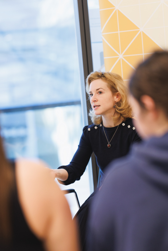 Frauenministerin Eva-Maria Holzleitner (SPÖ) im Gespräch mit Schülerinnen