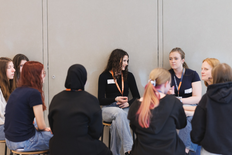 Schülerinnen bei der Gruppenarbeit