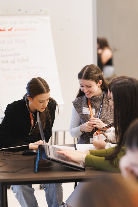 Schülerinnen bei der Gruppenarbeit