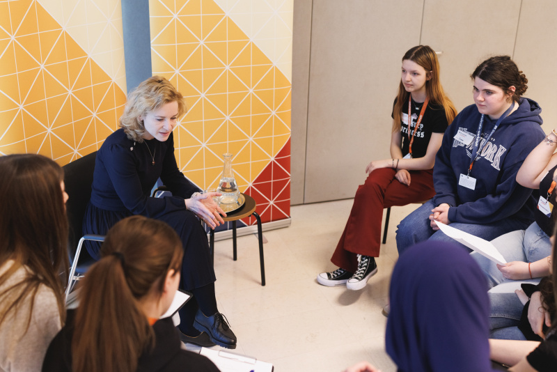 Frauenministerin Eva-Maria Holzleitner (SPÖ) (links) im Gespräch mit Schülerinnen