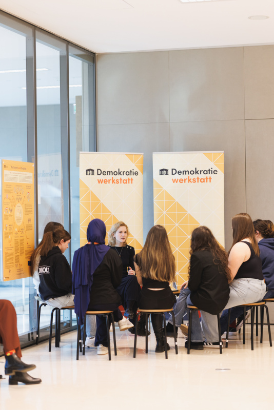 Frauenministerin Eva-Maria Holzleitner (SPÖ) im Gespräch mit Schülerinnen