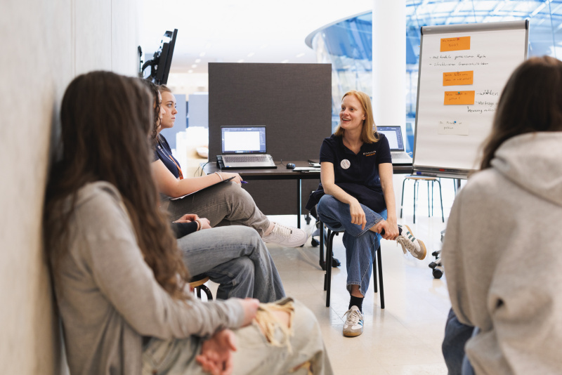 Schülerinnen bei der Gruppenarbeit