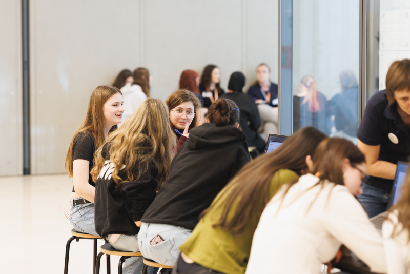 Schülerinnen bei der Gruppenarbeit