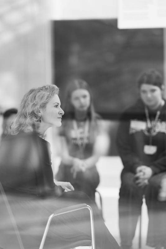 Frauenministerin Eva-Maria Holzleitner (SPÖ) im Gespräch mit Schülerinnen