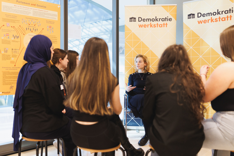 Frauenministerin Eva-Maria Holzleitner (SPÖ) im Gespräch mit Schülerinnen