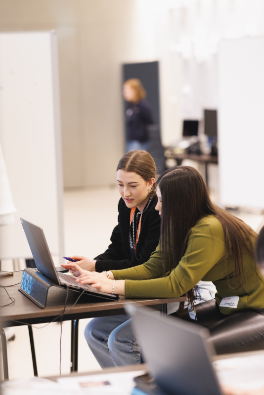 Schülerinnen bei der Gruppenarbeit