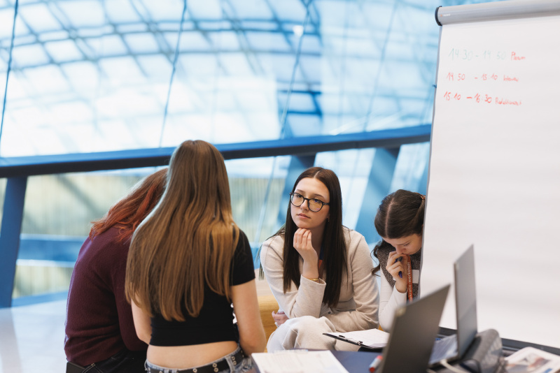 Schülerinnen bei der Gruppenarbeit