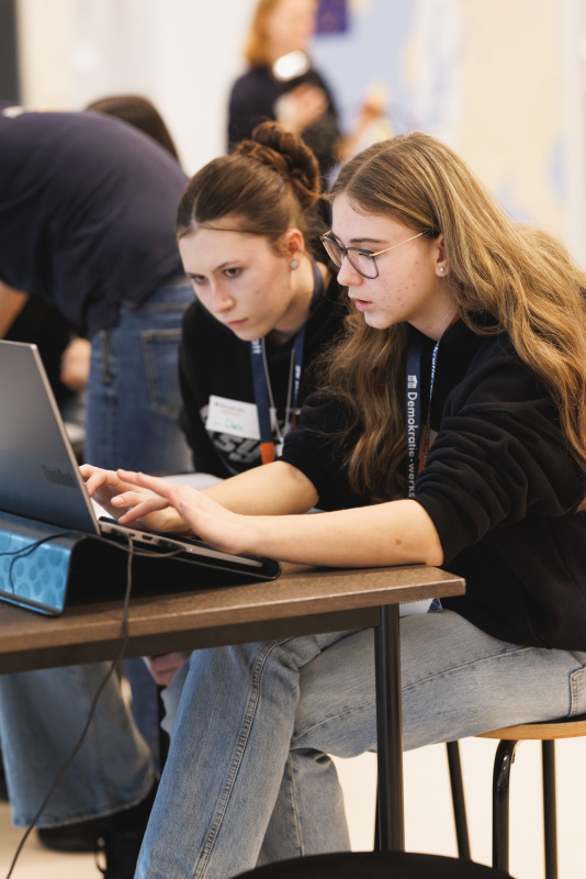 Schülerinnen bei der Gruppenarbeit