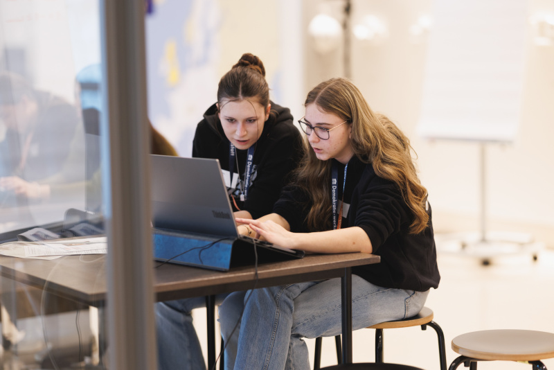 Schülerinnen bei der Gruppenarbeit