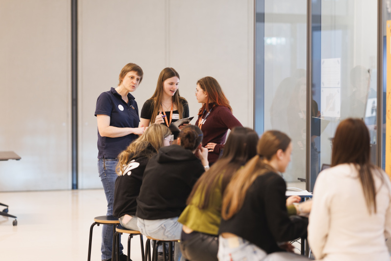 Schülerinnen bei der Gruppenarbeit