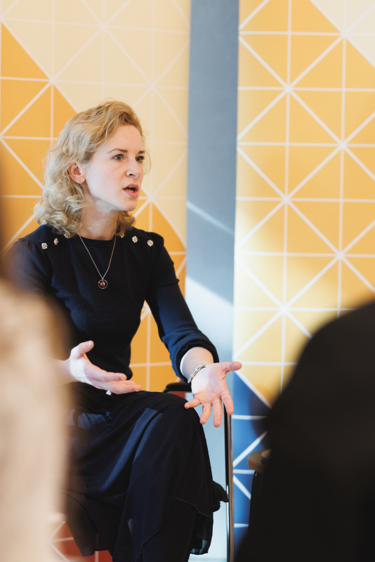 Frauenministerin Eva-Maria Holzleitner (SPÖ) im Gespräch mit Schülerinnen