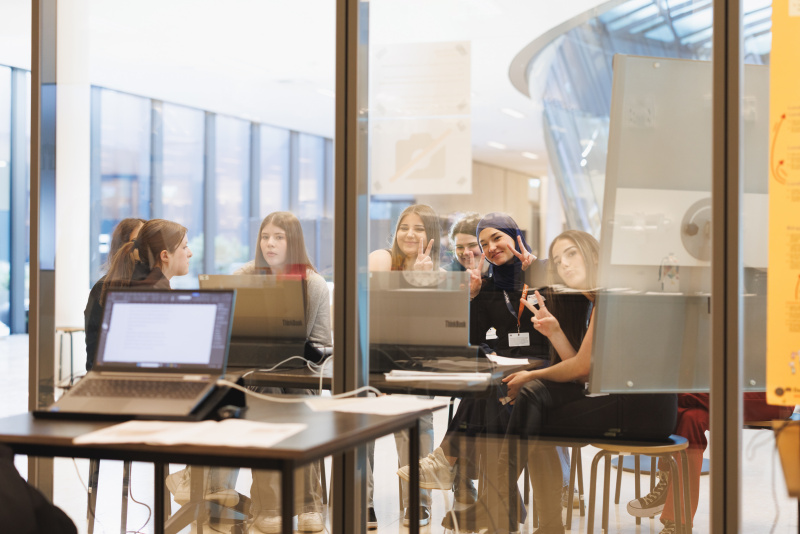 Schülerinnen bei der Gruppenarbeit