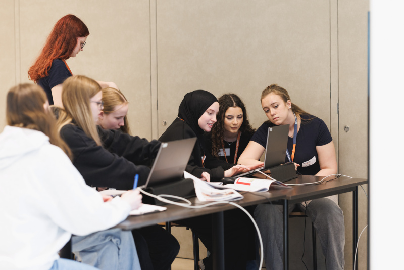 Schülerinnen bei der Gruppenarbeit