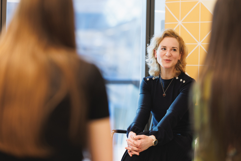 Frauenministerin Eva-Maria Holzleitner (SPÖ) im Gespräch mit Schülerinnen