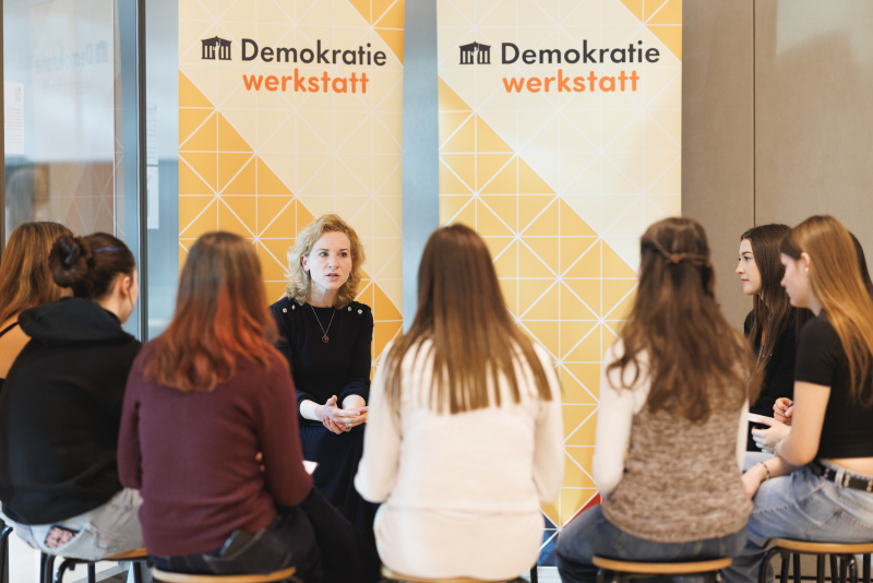 Frauenministerin Eva-Maria Holzleitner (SPÖ) im Gespräch mit Schülerinnen