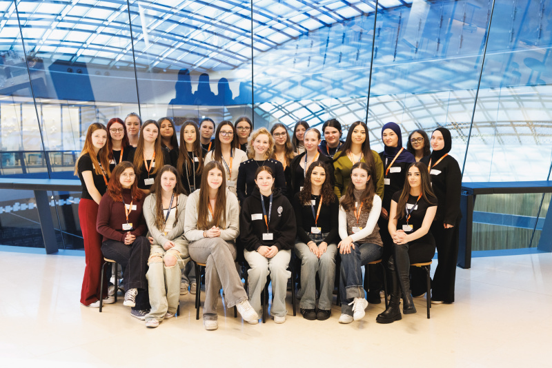 Gruppenfoto mit Frauenministerin Eva-Maria Holzleitner (SPÖ) (Mitte)