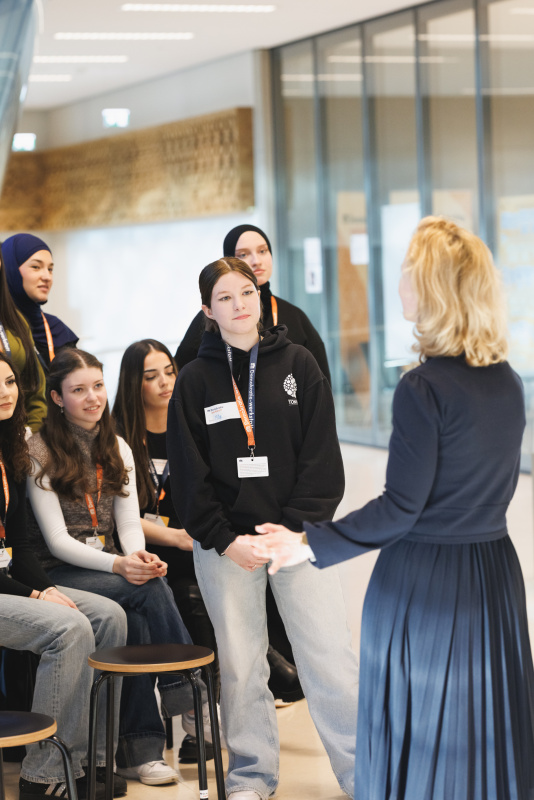 Frauenministerin Eva-Maria Holzleitner (SPÖ) (rechts) im Gespräch mit Schülerinnen