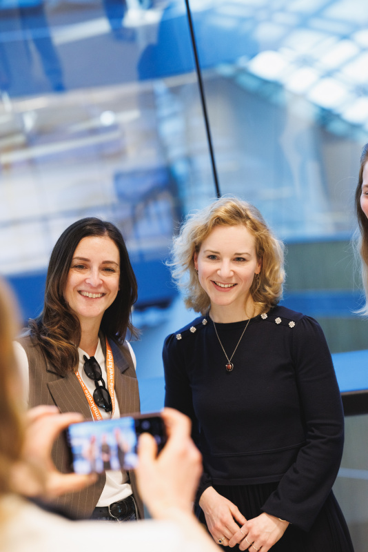 Frauenministerin Eva-Maria Holzleitner (SPÖ) (rechts) mit Schülerin