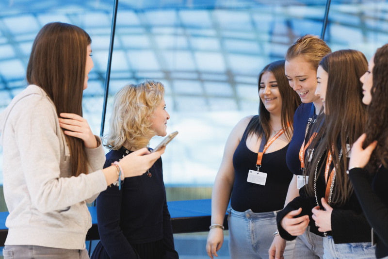 Frauenministerin Eva-Maria Holzleitner (SPÖ) (2. von links) im Gespräch mit Schülerinnen