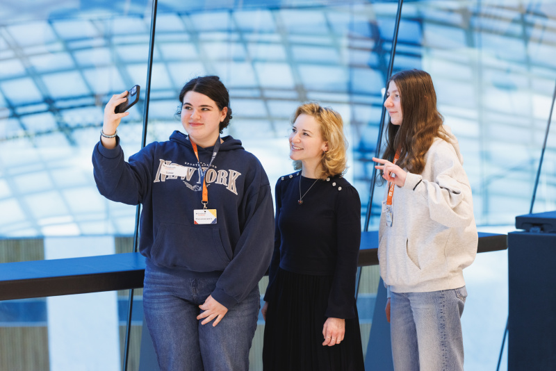Frauenministerin Eva-Maria Holzleitner (SPÖ) (Mitte) mit Schülerinnen