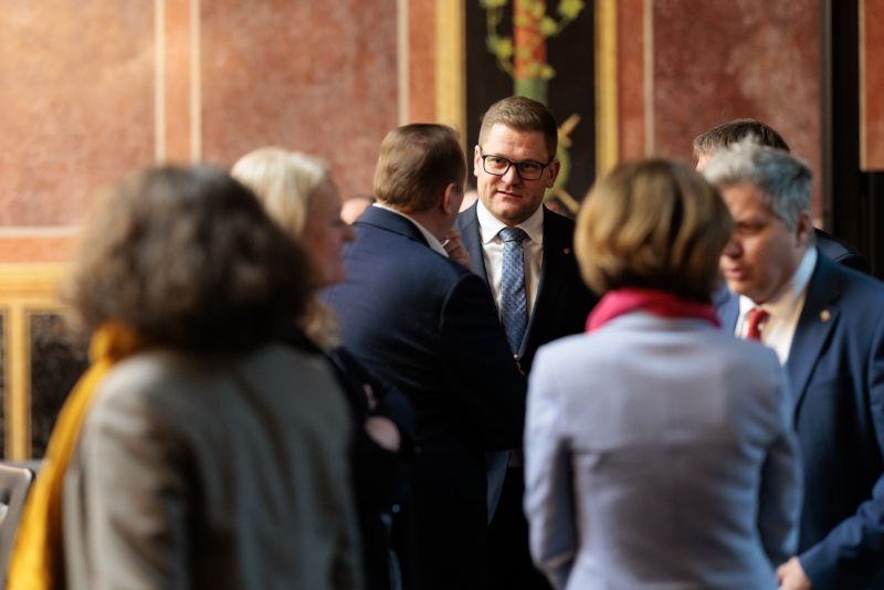 Bundesratspräsident Markus Stotter (ÖVP) im Gespräch mit Mitgliedern des EU-Ausschusses des Bundesrates