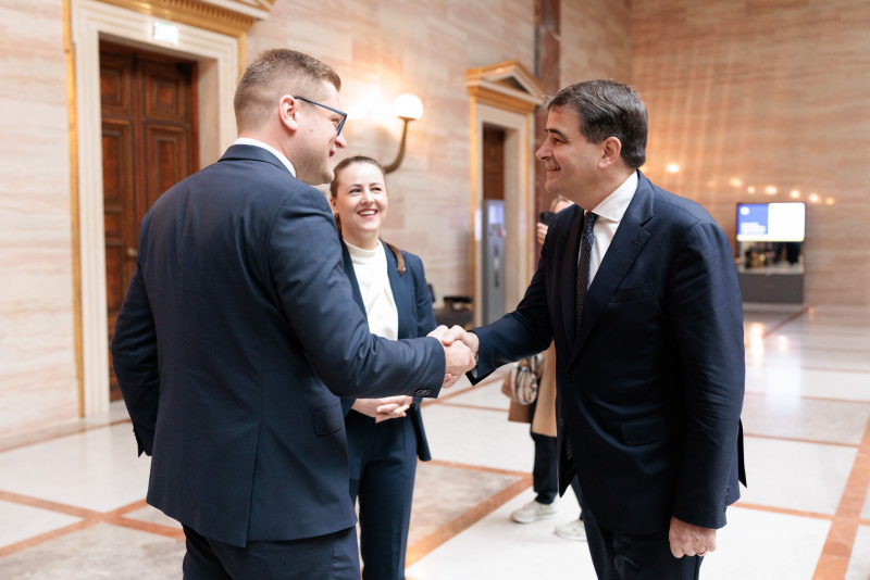 Begrüßung des Vizepräsidenten der EU-Kommission Raffaele Fitto (rechts) durch Bundesratspräsident Markus Stotter (ÖVP), gemeinsam mit der Vorsitzenden des EU-Ausschusses des Bundesrates Bernadette Geieregger (ÖVP)