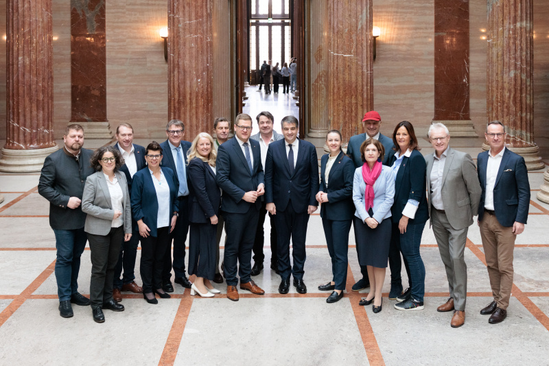 Gruppenfoto des EU-Ausschusses des Bundesrates. Von links: Andreas Arthur Spanring (FPÖ), Elisabeth Kittl (GRÜNE), Günther Ruprecht (ÖVP), Bernadette Kerschler (SPÖ), Christoph Thoma (ÖVP), Claudia Arpa (SPÖ), Nikolaus Amhof (FPÖ), Bundesratspräsident Markus Stotter (ÖVP), Klemens Kofler (FPÖ), Vizepräsident der EU-Kommission Raffaele Fitto, Vorsitzende des EU-Ausschusses des Bundesrates Bernadette Geieregger (ÖVP), Manfred Mertel (SPÖ), Andrea Eder-Gitschthaler (ÖVP), Sandra Jäckel (FPÖ), Ferdinand Tiefnig (ÖVP), Dominik Reisinger (SPÖ)